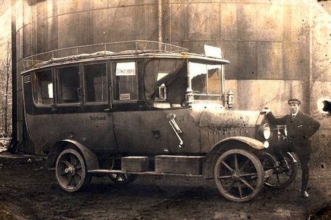Der erste Personenkraftwagen der Linie Schwarzenberg-Grünhain vor dem Gaswerk
